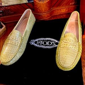 Tod’s alligator print lime green loafers with velvet bag 9.5 women’s